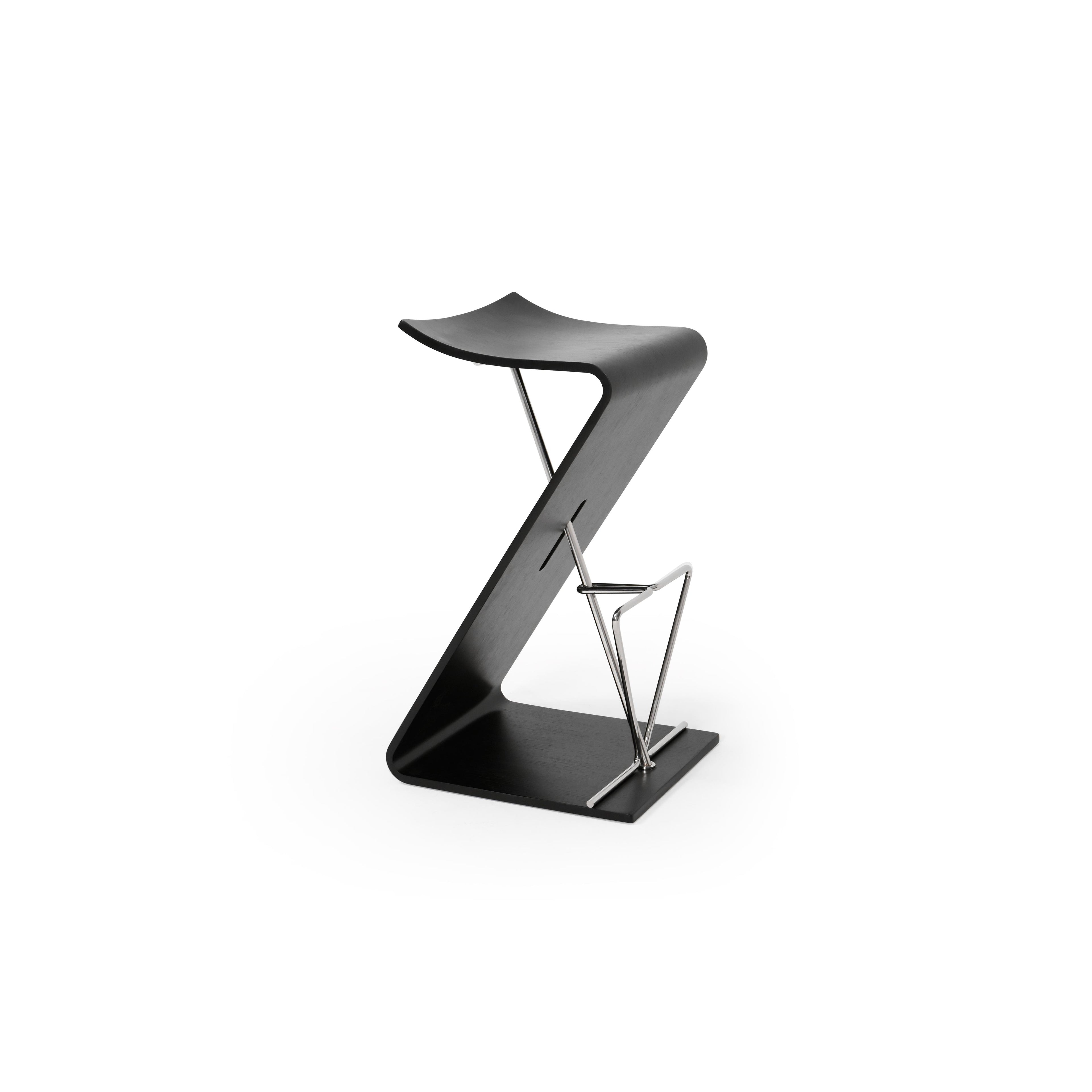 Black bookend with a matte finish and a triangular metal frame for holding books. The base is flat and wide for stability. The metal frame has a reflective surface. Intended for organizing books on shelves. Category: furniture/bookshelves